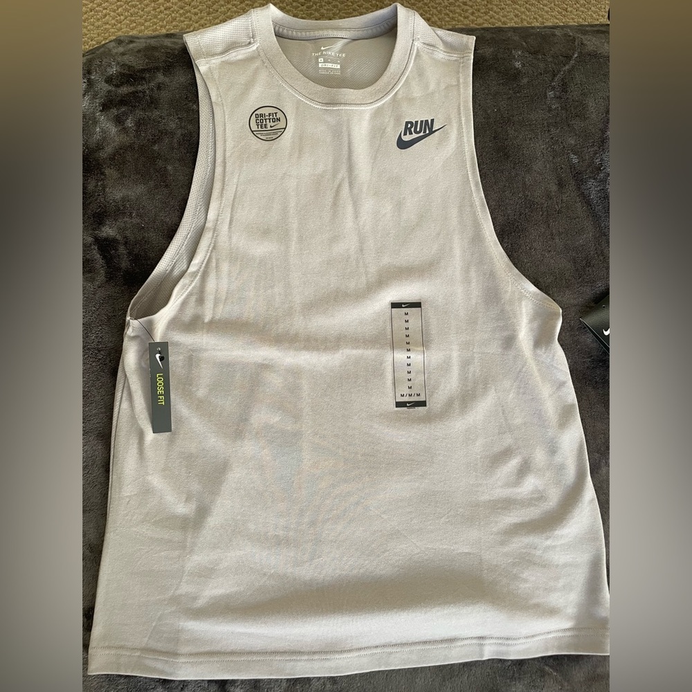 Nike dri-fit RUN sleeveless tee gray/light purple color. Women’s medium